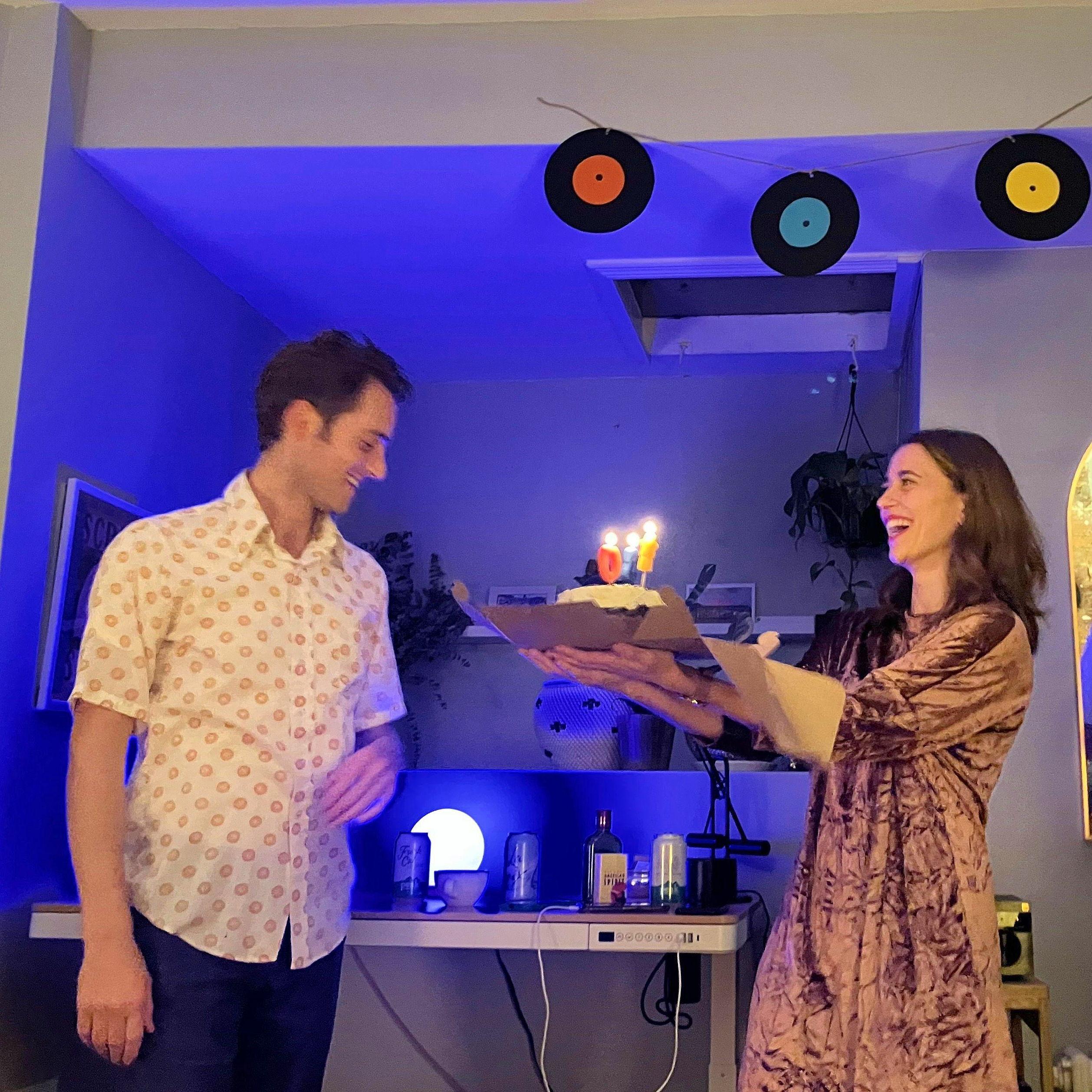 Davis' Disco-themed 30th!
//
¡Davis cumple 30!