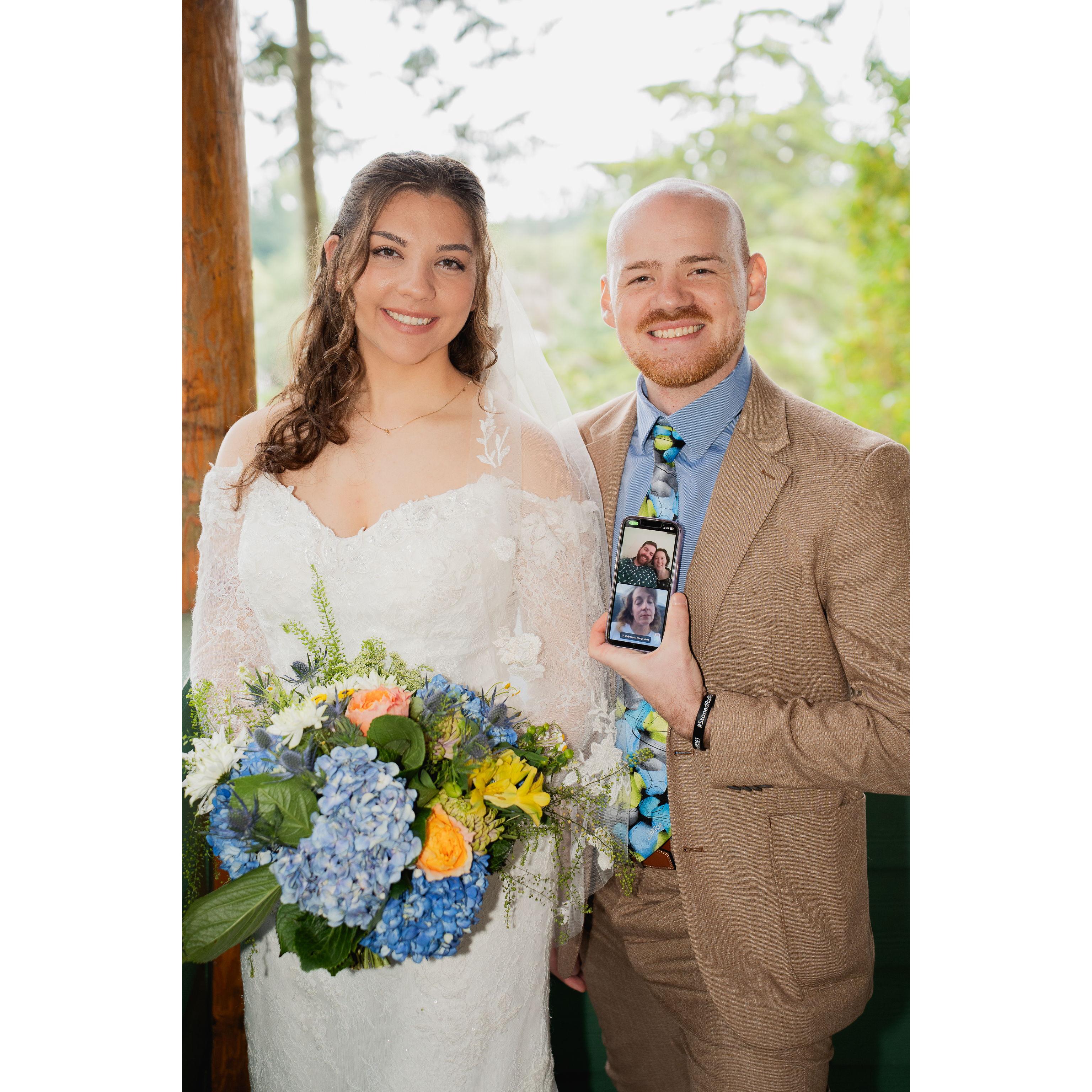 The bride, the Man of Honor, and Matt and Jenn (Cowles siblings) on facetime
