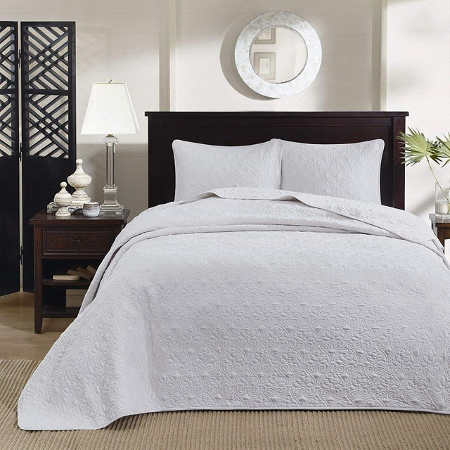 Madison Park Quebec Reversible Quilt Set Damask Design, Double Sided Stitching All Season, Lightweight Bedspread Bedding Set, Matching Sham, White, Oversized King(120"x118") 3 Piece
