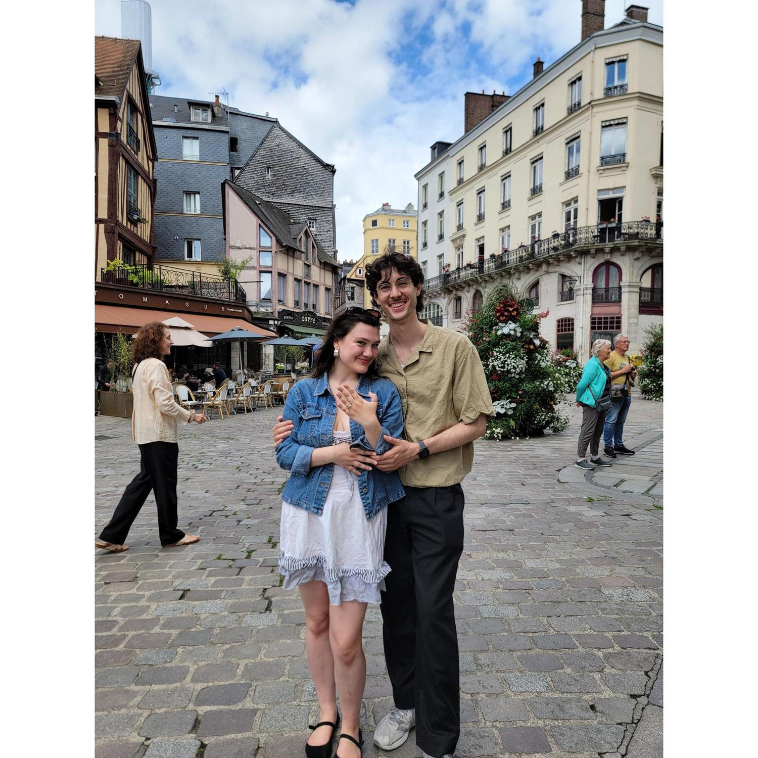 We took alllll the corny ring shots everywhere we went on that trip around France :) | Tiramos muitas fotos bregas com o anel em todos os lugares que fomos naquela viagem pela França :)