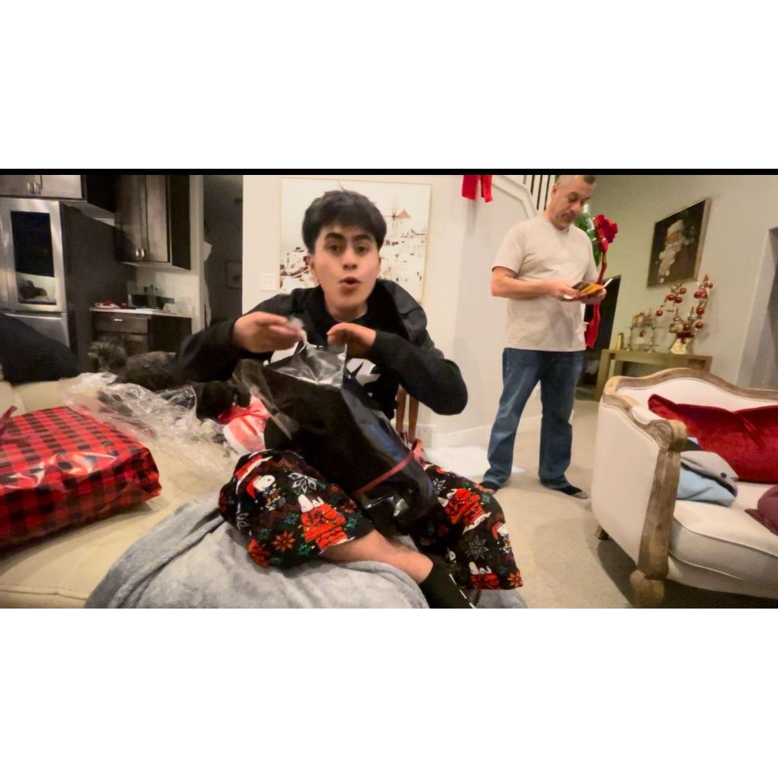 Carlos opening the first christmas gift I gave him | Carlos abriendo el primer regalo de navidad que le di