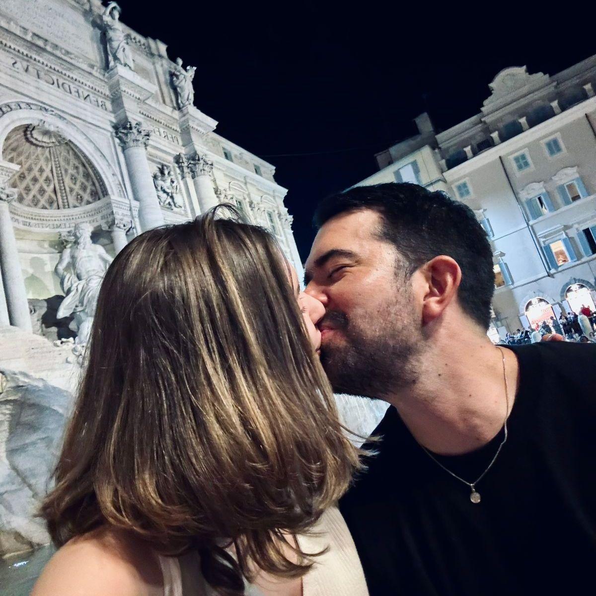 Obvio tocaba el beso en la Fontana de Trevi. Este fue el intento #1000