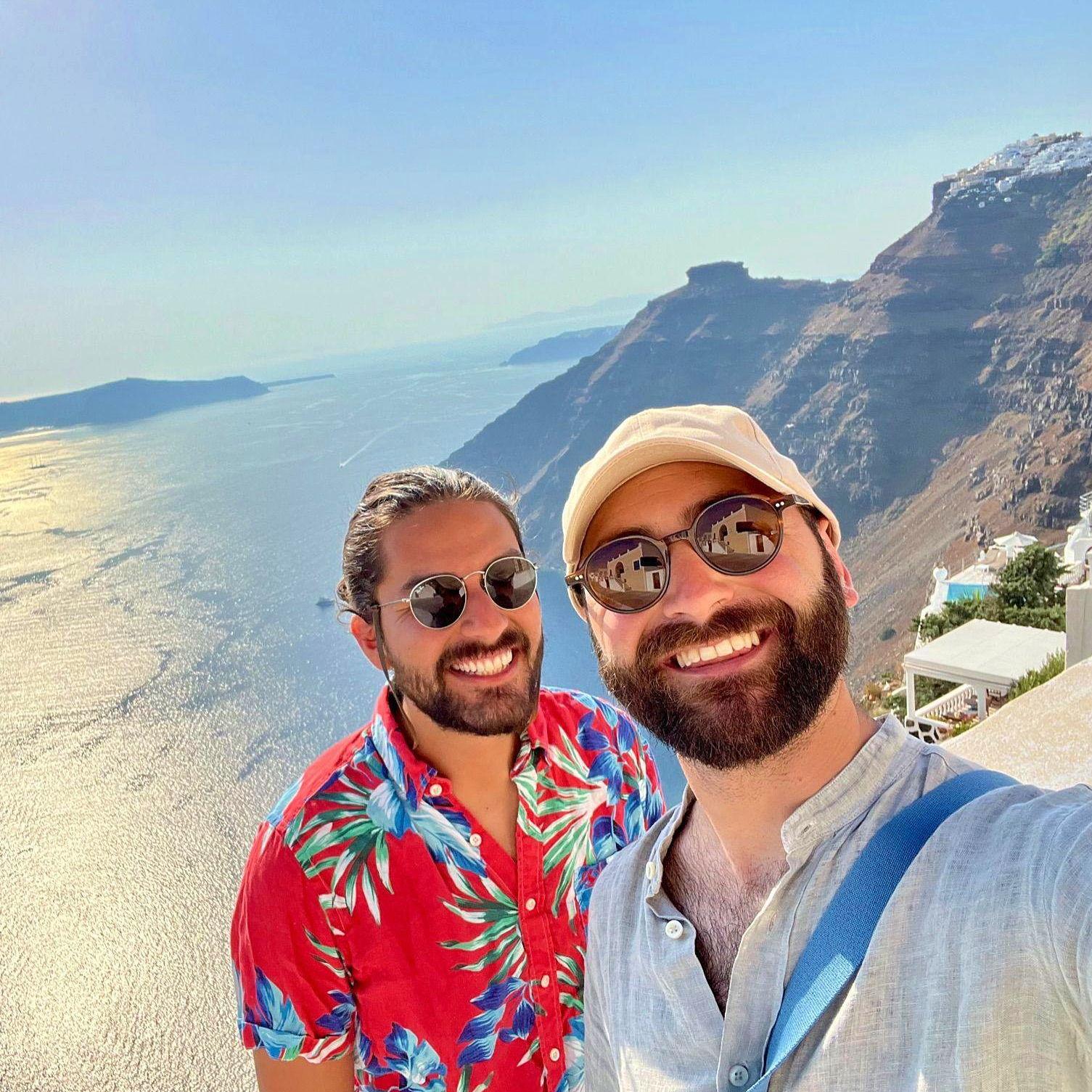 23 de junio de 2022. Santorini, Grecia. Recibiendo los 30 años de Andrés cerca del mar como le encanta y comiendo muchísimo.