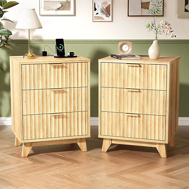 VINGLI Fluted Nightstands Set of 2 with Charging Station, 3 Drawer Nightstand Oak Night Stand for Bedroom, Modern Nightstands Set of 2, Fluted Bedside Table/End Table/Side Table, 2 pcs