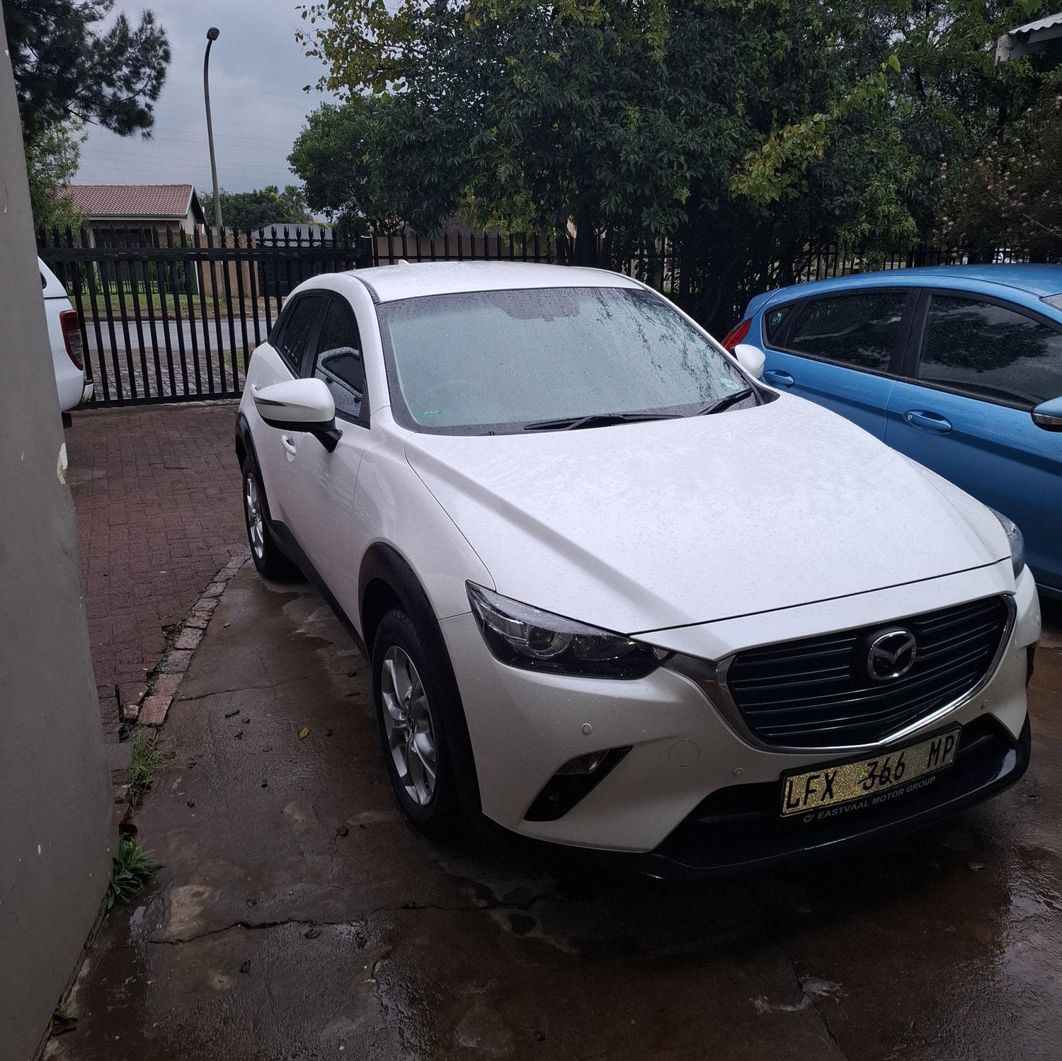 Ons eerste kar saam! 🚗💖 Na omtrent ses maande se soektog het niks regtig gewerk nie, totdat ek hierdie Mazda sien en dink: “Dis dalk ons een.” Ons toets dit, alles lyk perfek… maar toe ons terug by die karwinkel kom, besef ons ons het die sleutel in die kar vergeet! 😅 Kyla het vinnig gegaan om dit te haal, en toe ontdek sy iets onverwags: ’n wit, geheukelde dingetjie wat aan die sleutel gehak was en uit die kar geval het. Ons tel dit op… en dis ’n geheukelde kruis! ✝️ Perfekte teken dat hierdie kar vir ons bedoel is, nie waar nie?