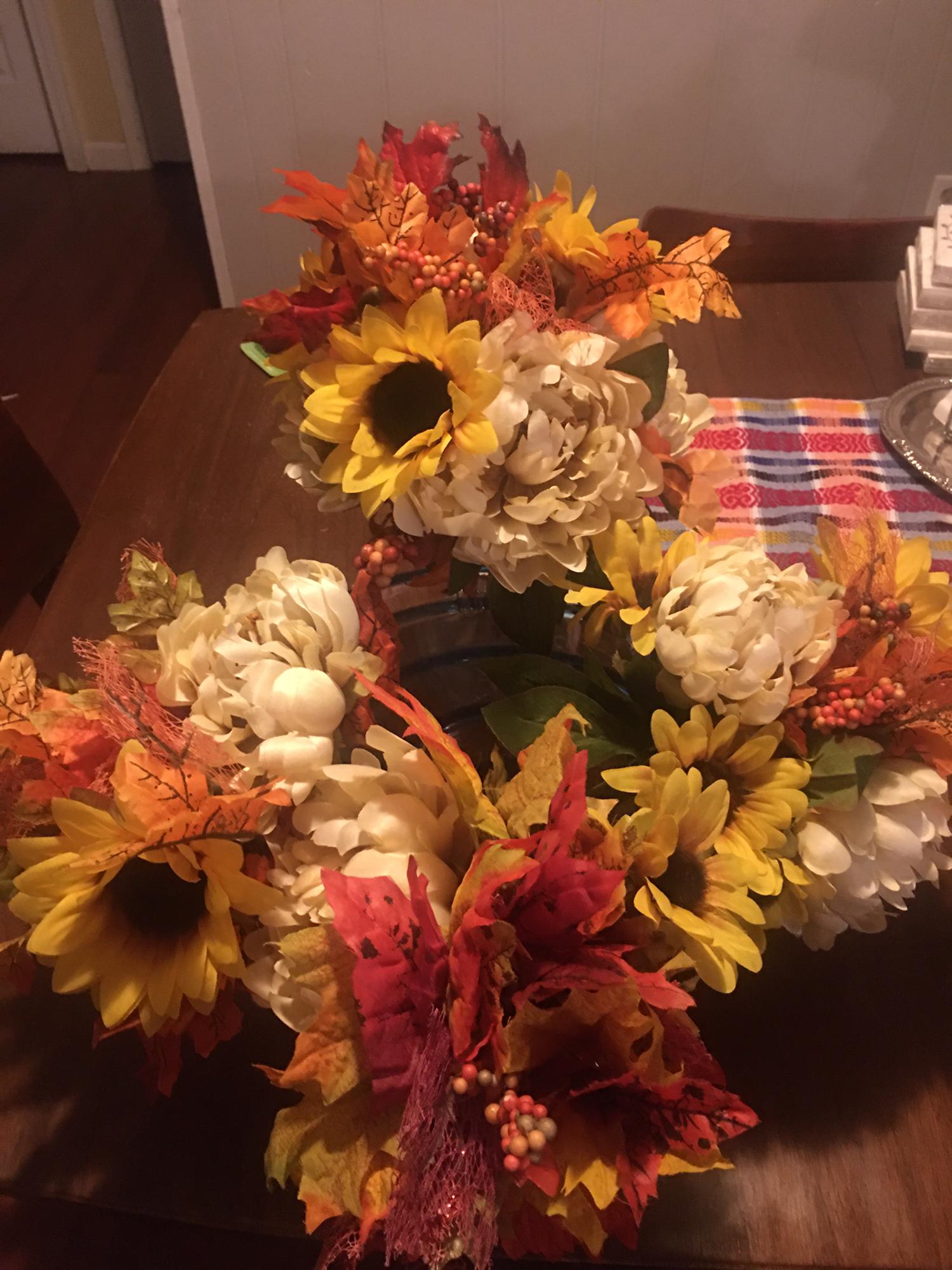 Four bouquets! 💕 1 bridal bouquet, 1 for the bridesmaid, 1 for the Mother of the Bride, and 1 for the Mother of the Groom.
