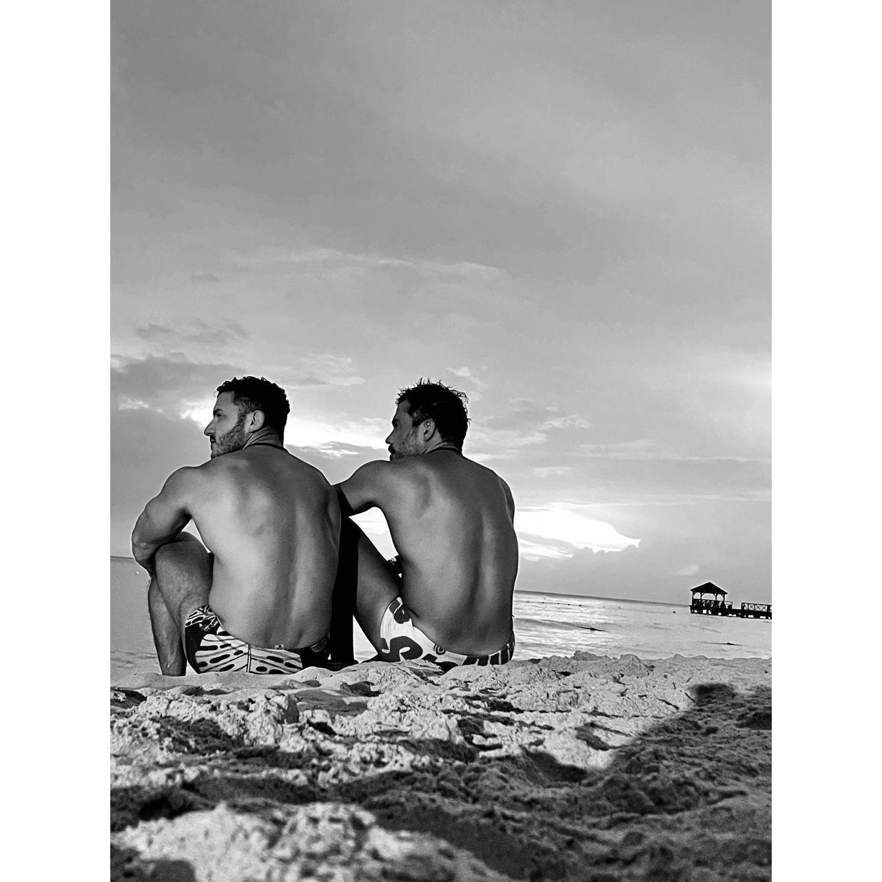 En cada playa que visitamos de vacaciones, el último día nos sacamos la misma foto. ¡No vemos la hora de tener la de nuestra luna de miel!