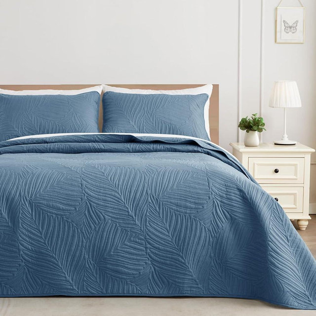 Exclusivo Mezcla King Size Quilt Bedding Set, Lightweight Bluish Grey Quilts King Size for All Seasons, Soft Microfiber Bedspreads Coverlets Bed Cover with Leaf Pattern, 3 Piece