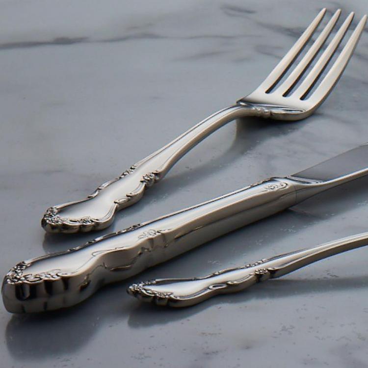 ONEIDA　オネイダ　カトラリーセット Amazon.com: Oneida Silverware Set For 12, Flight 65-Piece Everyday