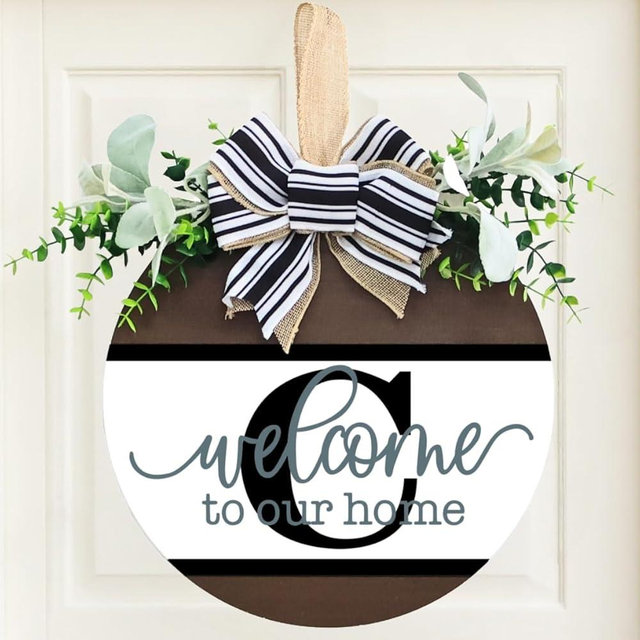 Personalized Last Name Welcome Sign with 26 Initial Letter Welcome Sign for Front Door Porch Farmhouse Decoration, Durable Wood Hanging Plaque for Year-Round Curb Appeal (C)