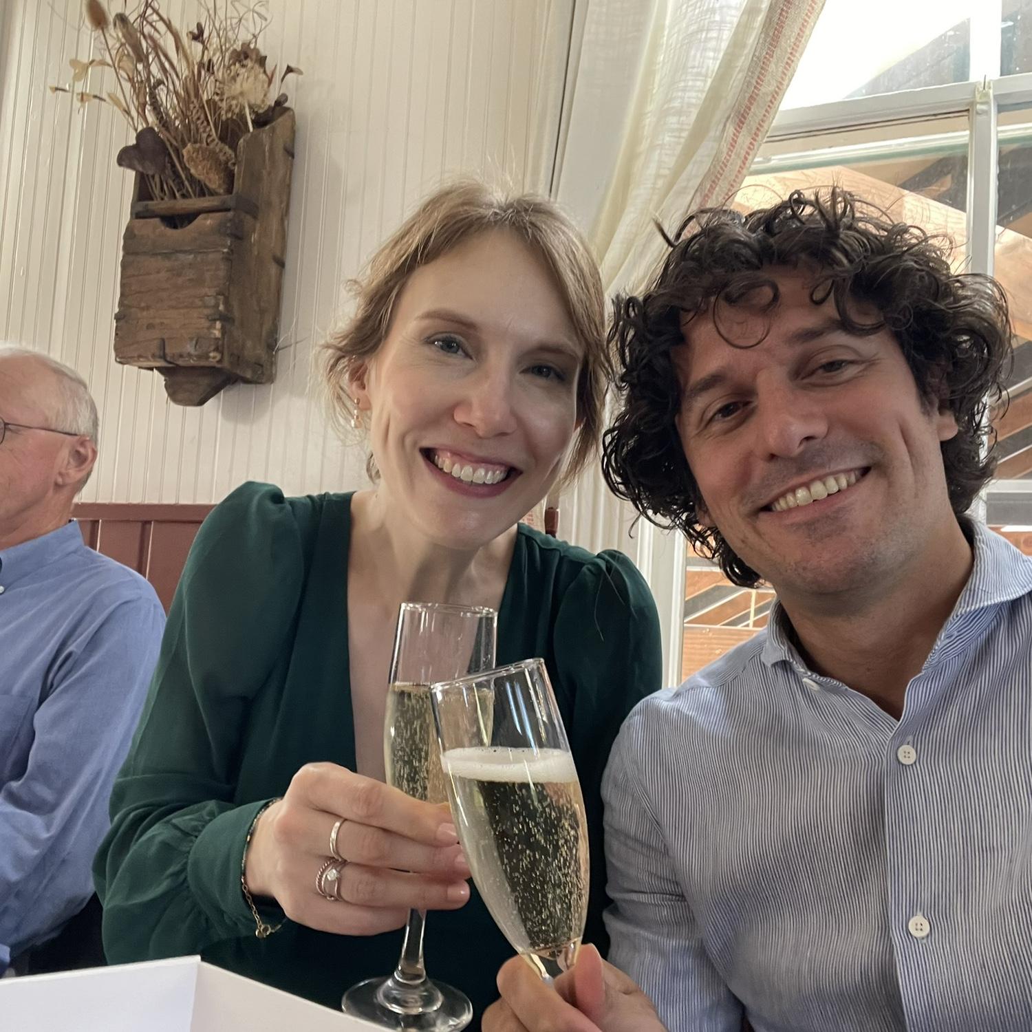 Celebrating with Gijima's bubbles!
Celebrando con lo Champagne dei Gijimas!