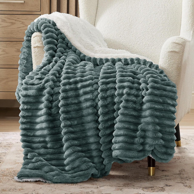 Bedsure Fleece Throw Blanket for Couch - Super Soft Cozy Fleece Thick Warm Blanket for Winter, Plush Dark Green Throw Gift for Women, 50x60 Inches