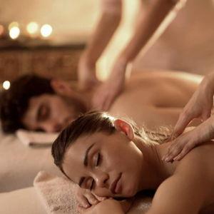COUPLE RELAXING MASSAGE