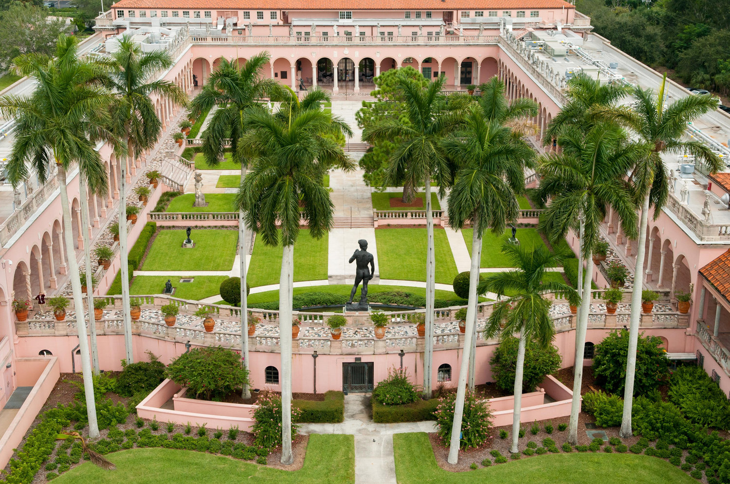 The Wedding Website of Jahdonna Isaac and Victor Oberschall