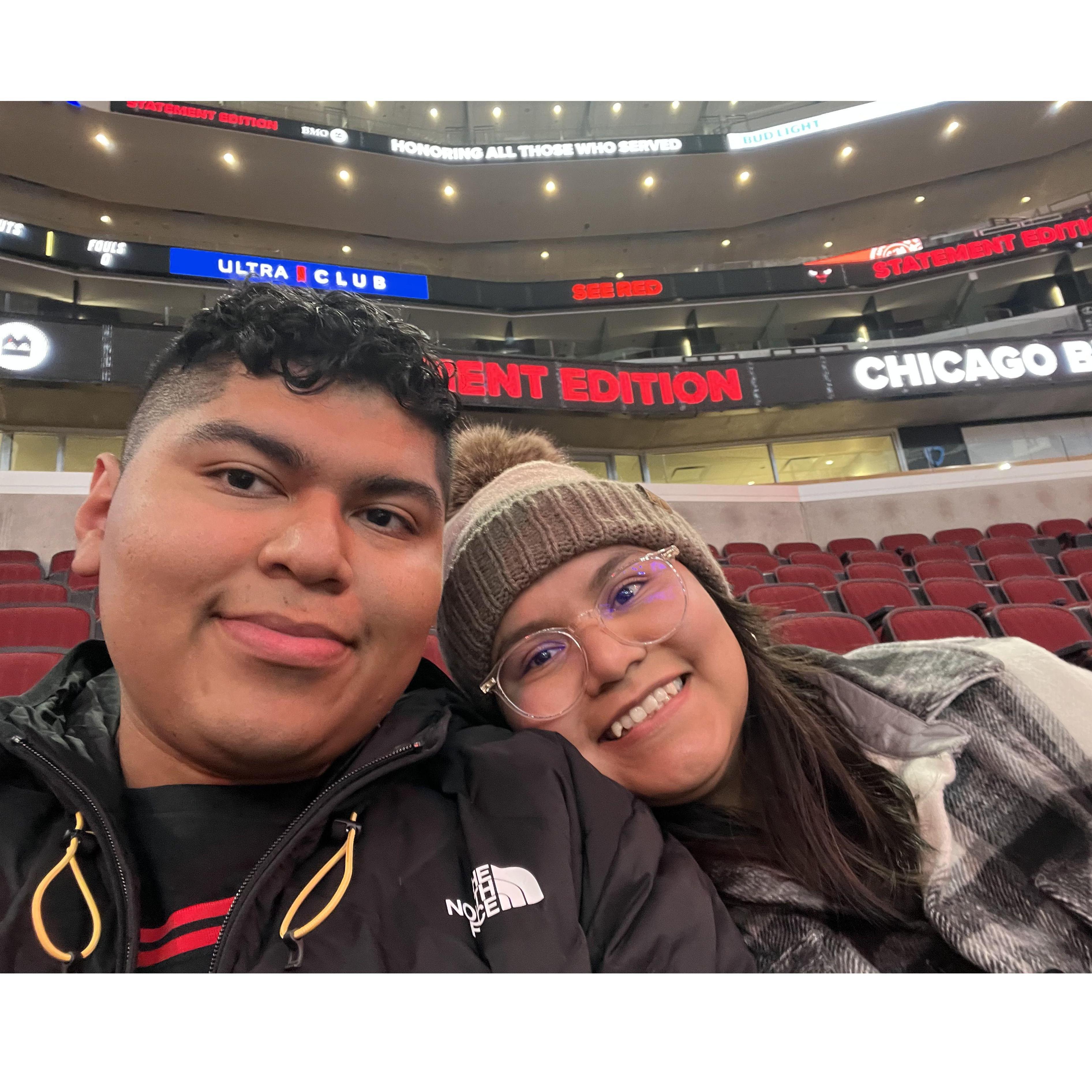 First Chicago Bulls game together! ¡Nuestro primer partido de los Chicago Bulls juntos!