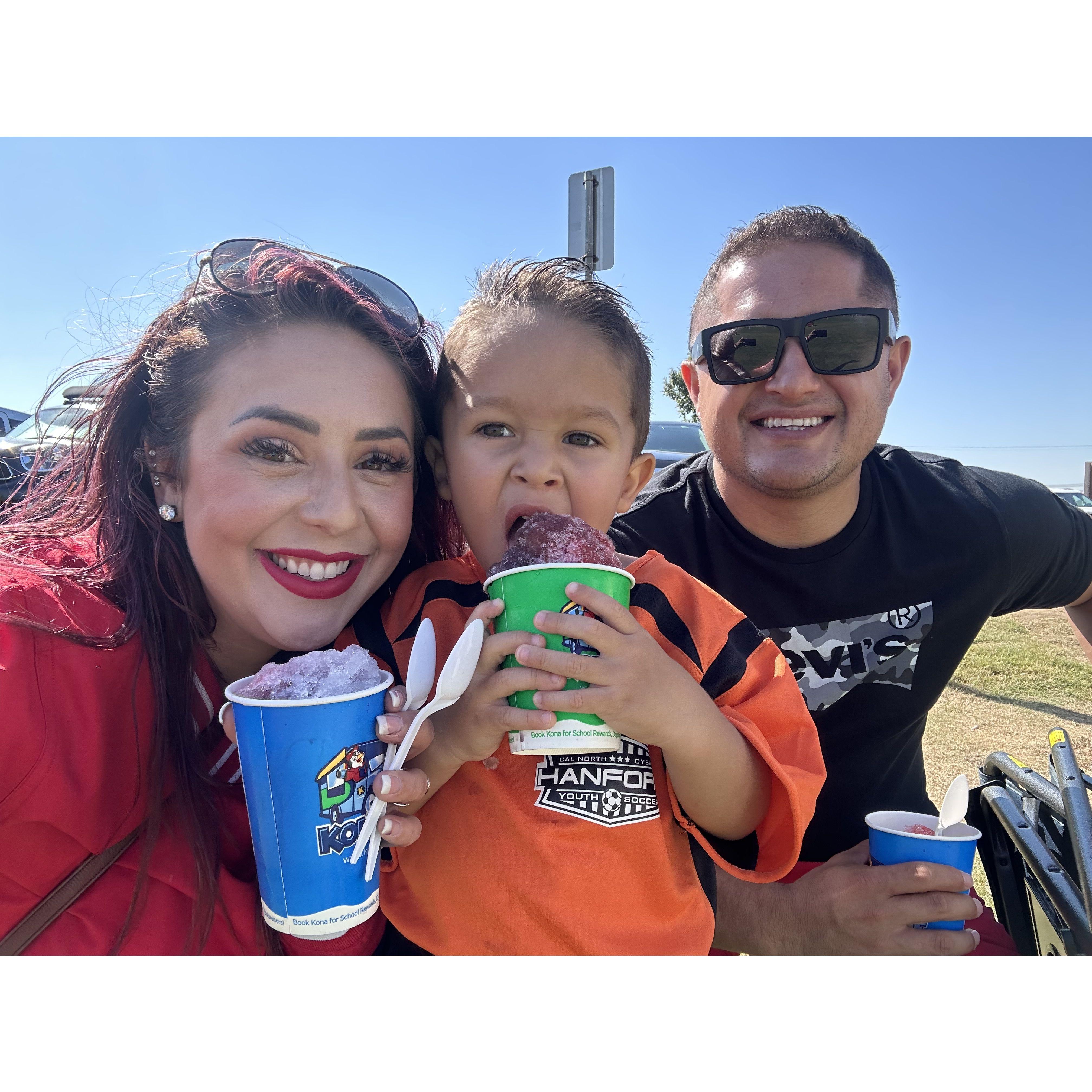 Alex and Donna love watching Maximiliano play! Catch them coaching soccer on Saturday mornings! ¡A Alex y Donna les encanta ver jugar a Maximiliano! ¡Véalos entrenando fútbol los sábados por la mañana!