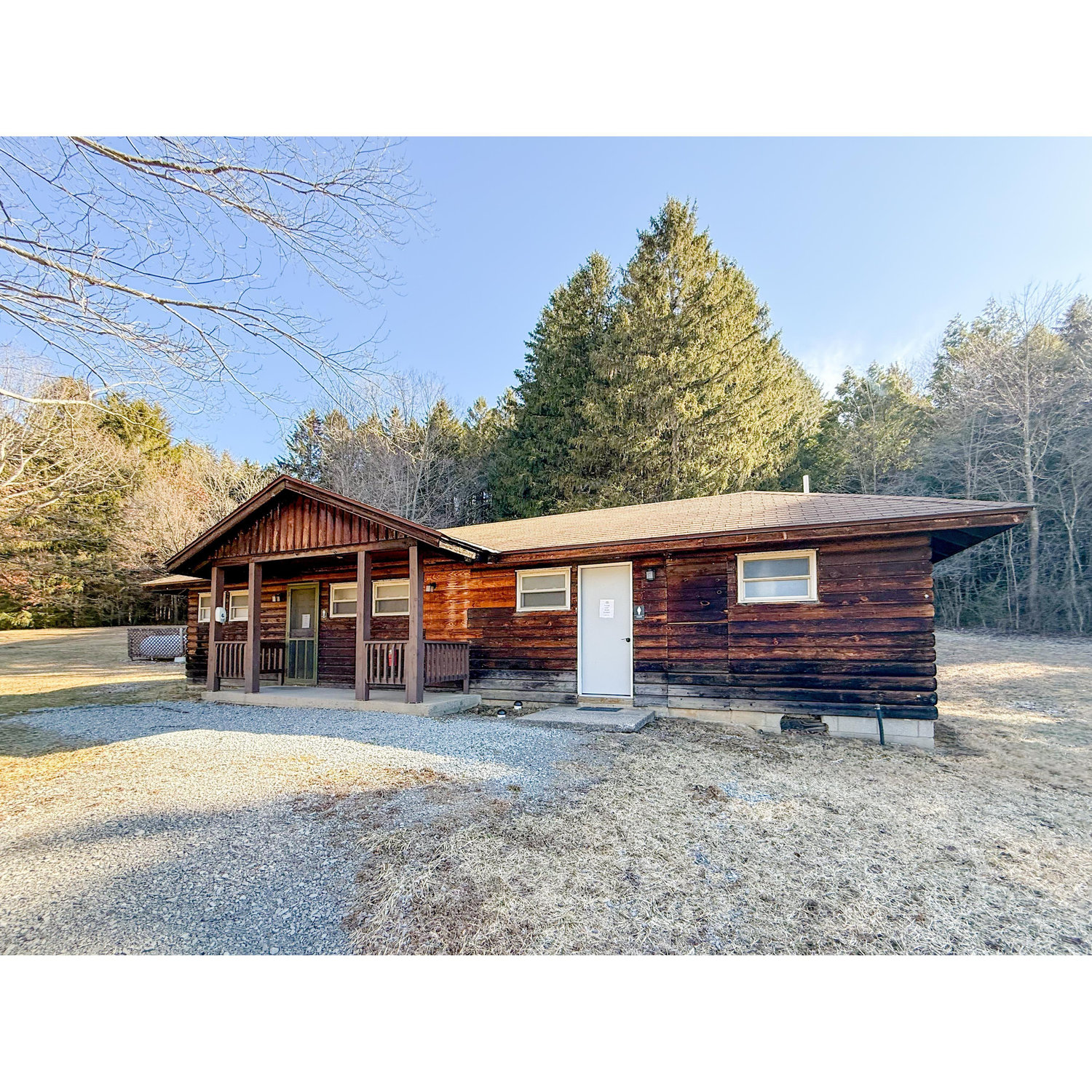 Senior Village Bathhouse: Shared amongst all Senior Village Cabins. Only a short walk away.
