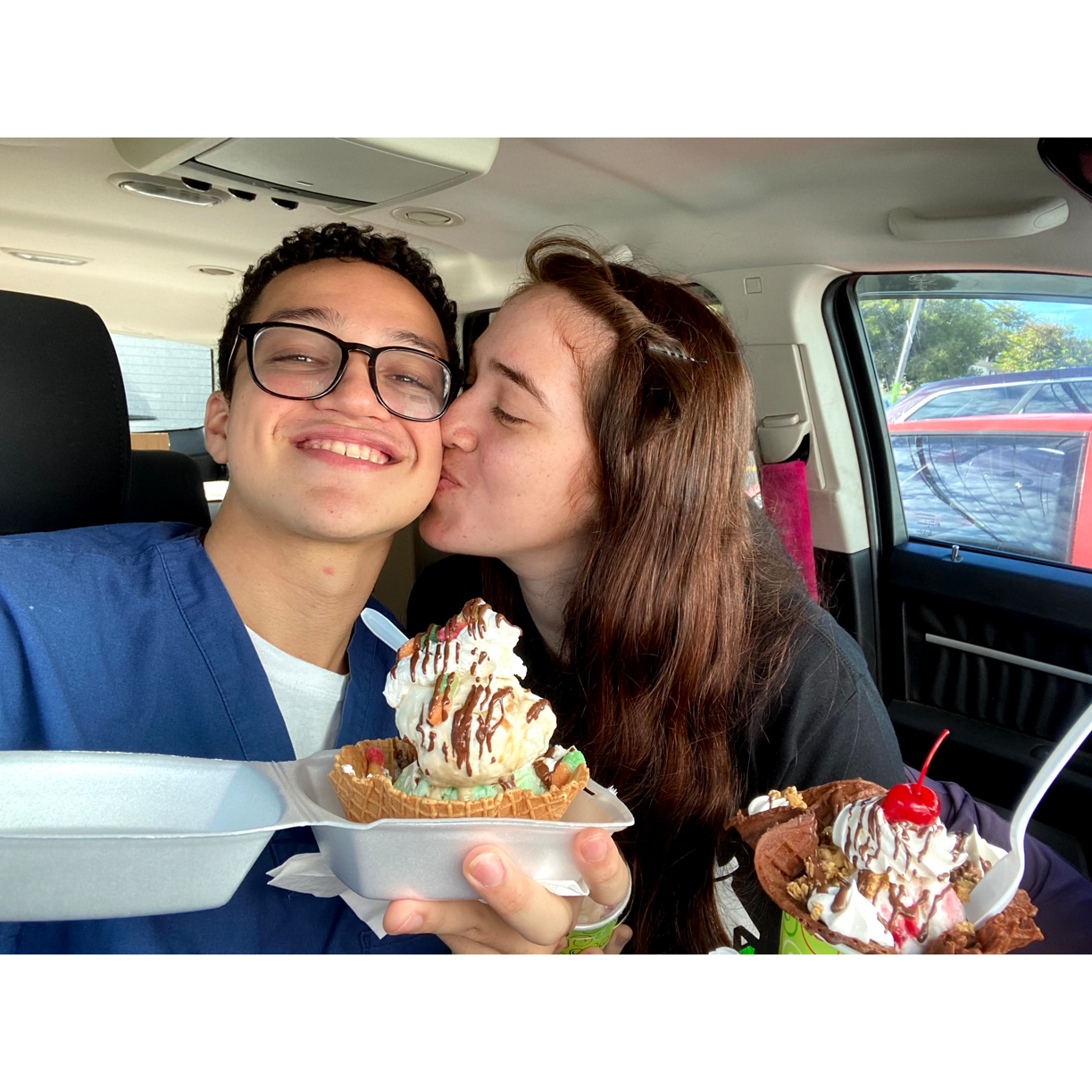 Celebrando sus buenas notas de la universidad