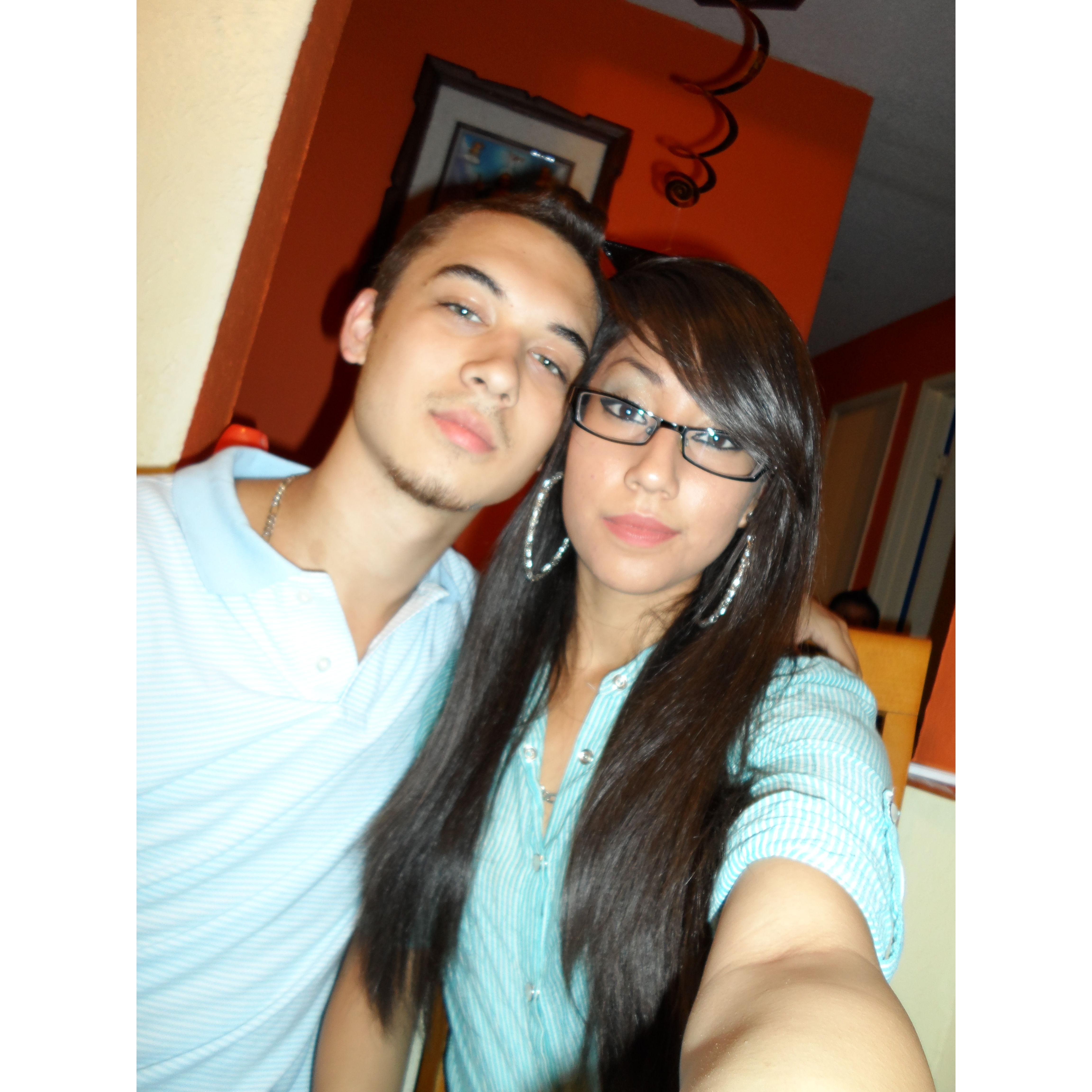 Senior year; we started officially dating January 22, 2012 ------ Último año de secundaria; epezamos a salir oficialmente el 22 de enero de 2012.