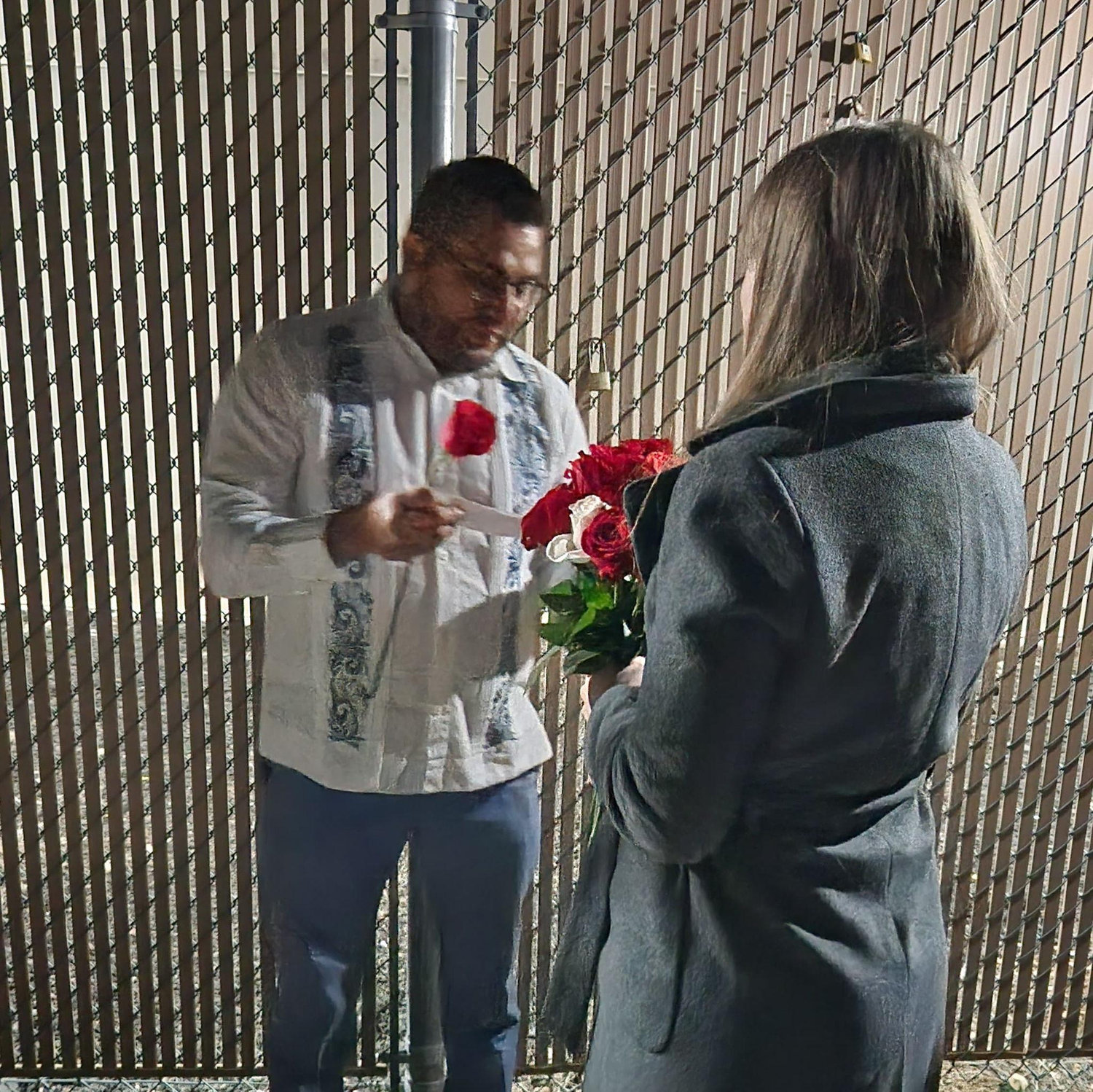 Carlos is waiting for Raquel at the end to propose. | Carlos espera a Raquel al final para proponerle matrimonio.