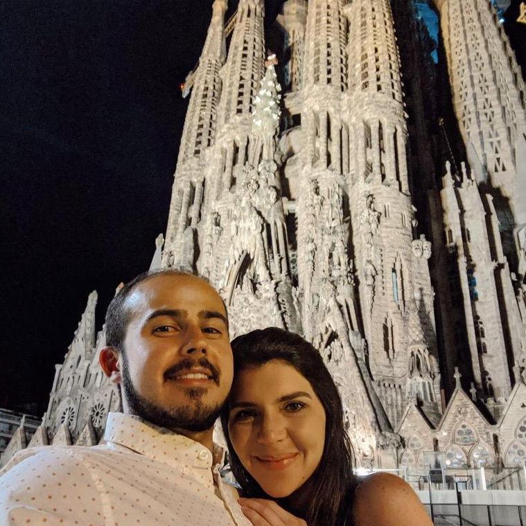 A las 3 a.m. frente a la Sagrada Familia, volviendo de rumbear. Ese fue nuestro primer viaje juntos - Barcelona, 2020