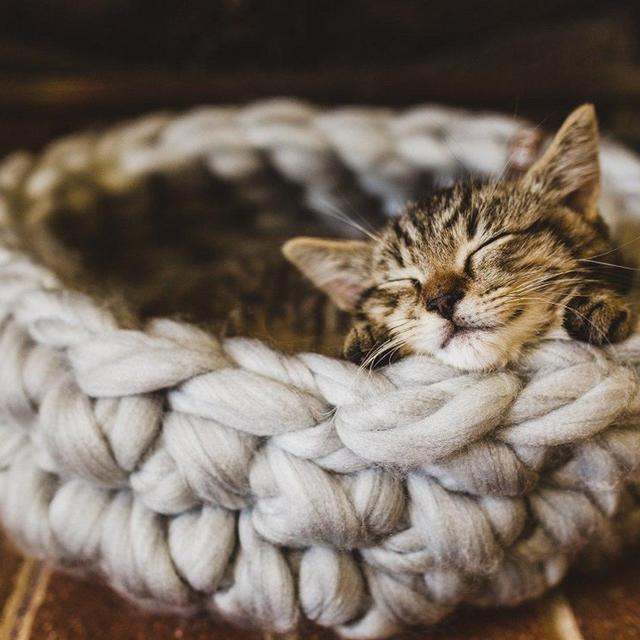 100% natural wool - Chunky crochet cat bed grey