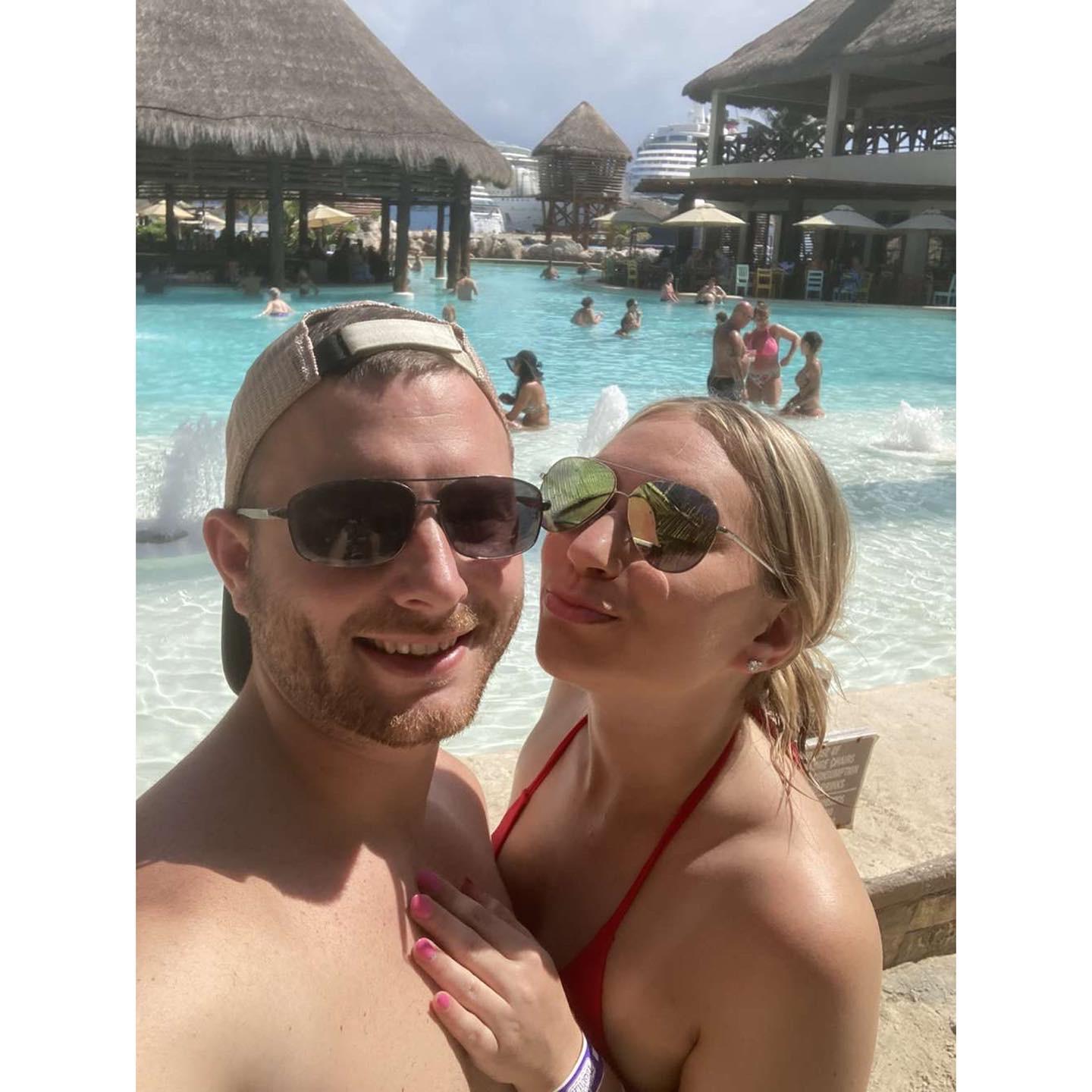Swim up pool bar and margaritas!