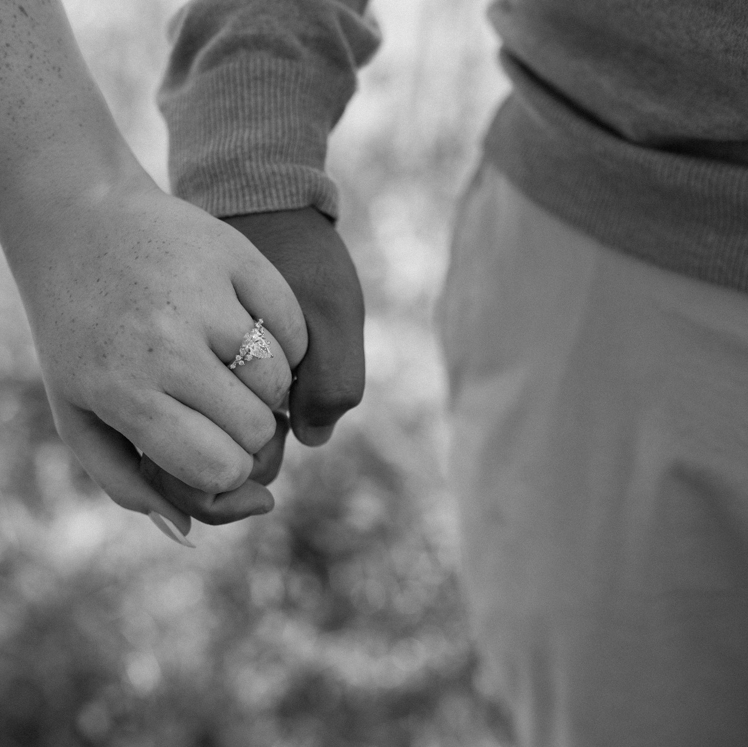 Willow's heart was set on a totally different kind of ring.. but she ended up falling in love with this one!
Willow pensó que quería un anillo diferente, ¡pero terminó enamorándose de este!