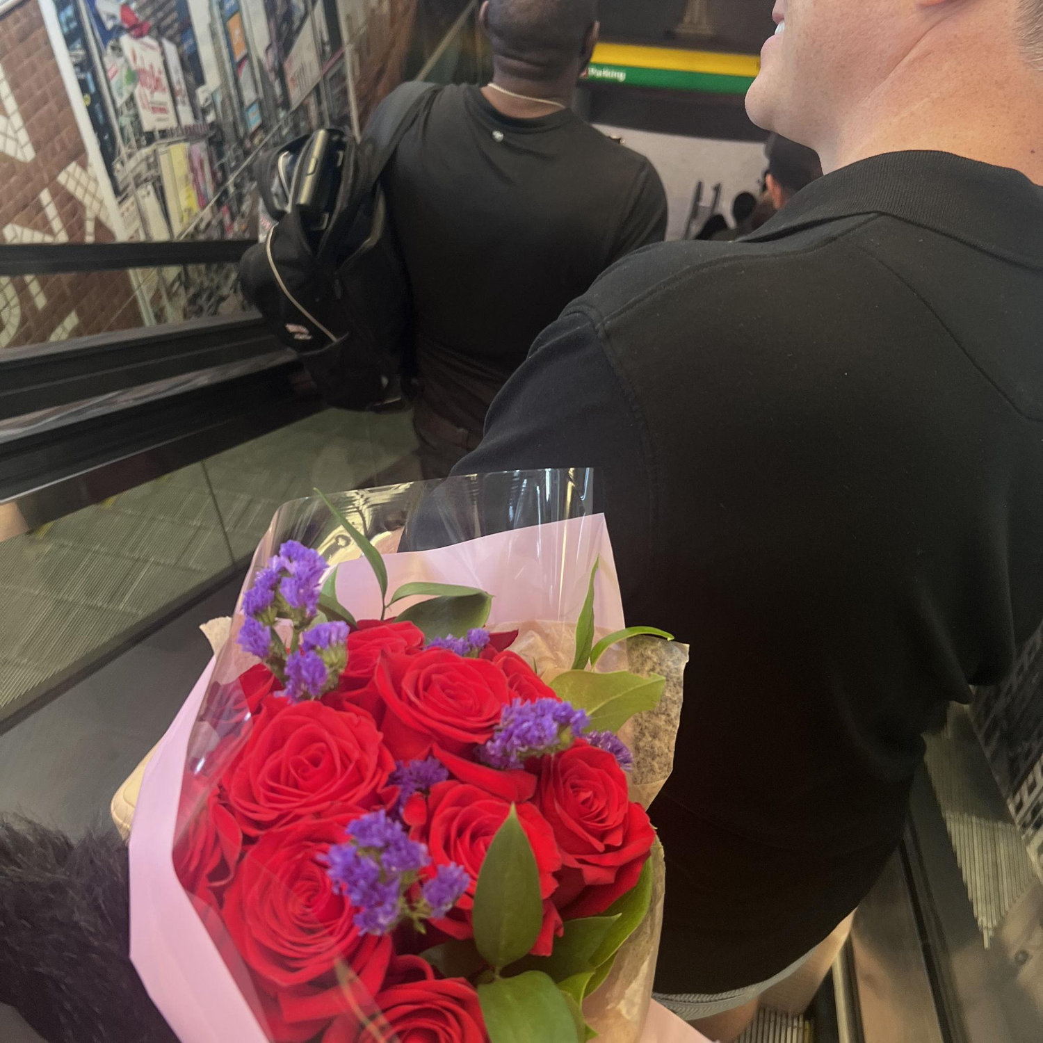 (English below) Después de 7 meses. Recibimiento en aeropuerto. Flores y la gran sonrisa de Russ.
-
After a challenging 7 month journey. Big welcoming at the airport. Flowers and Russ's big smile in the corner of this pic :)