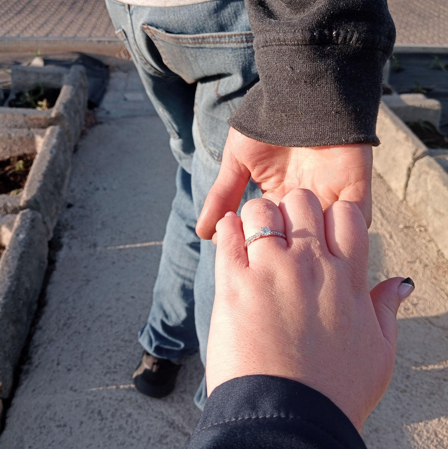 "Die heel eerste keer wat ek my ring dra… net na ons hom laat maak het, en ek voel nog altyd soos ’n prinses met haar glinsterende skat in die hand." 💍✨😏