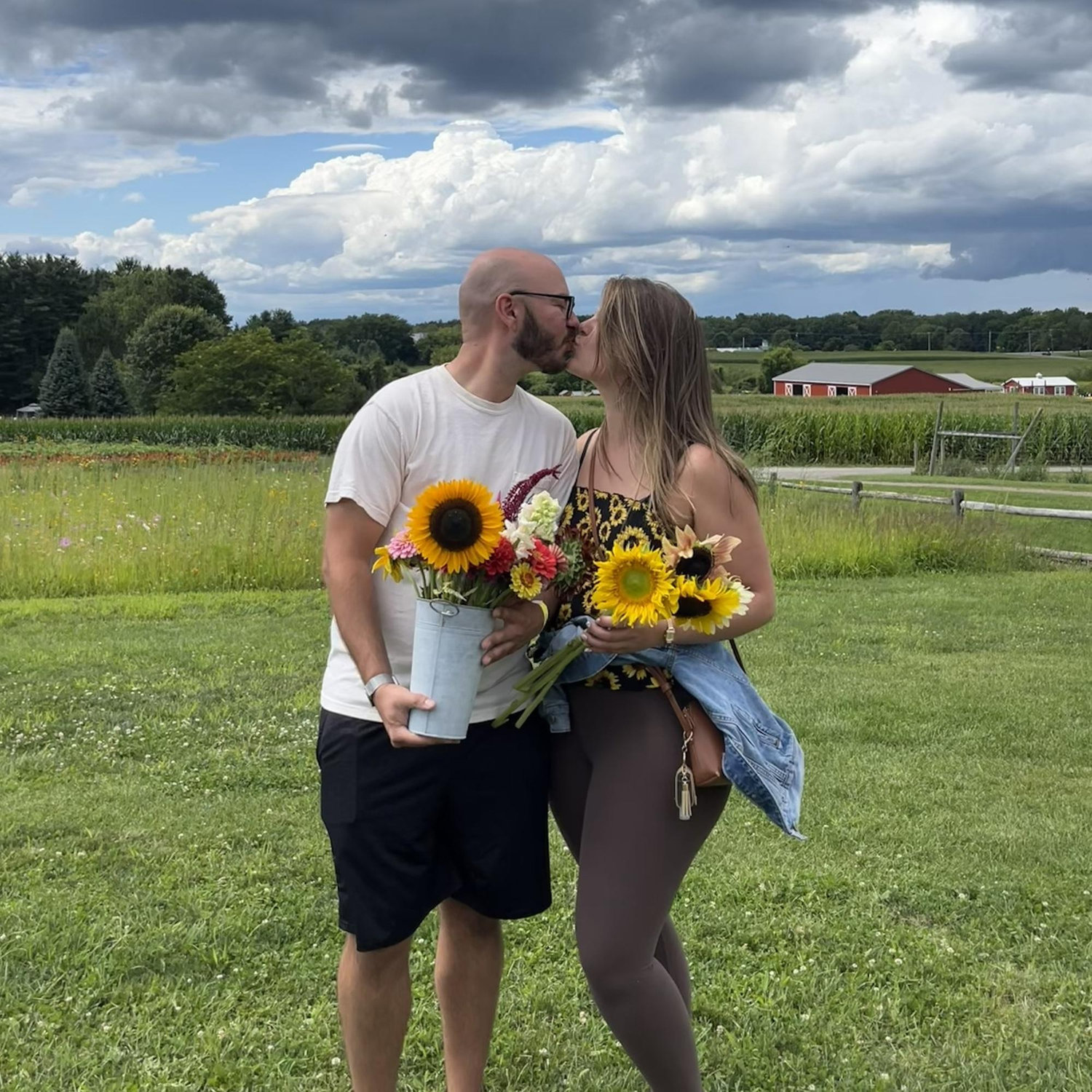 Picking and arranging flowers together at a Sunflower farm in New York 🌻