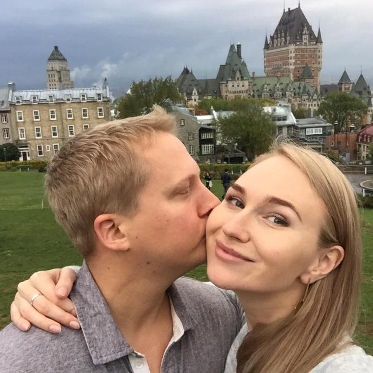 Quebec City, Sep'17.
Season 4 Episode 6.
Some mountain top smooches with a view.  A romantic European getaway in North America after the parents fled across the border.