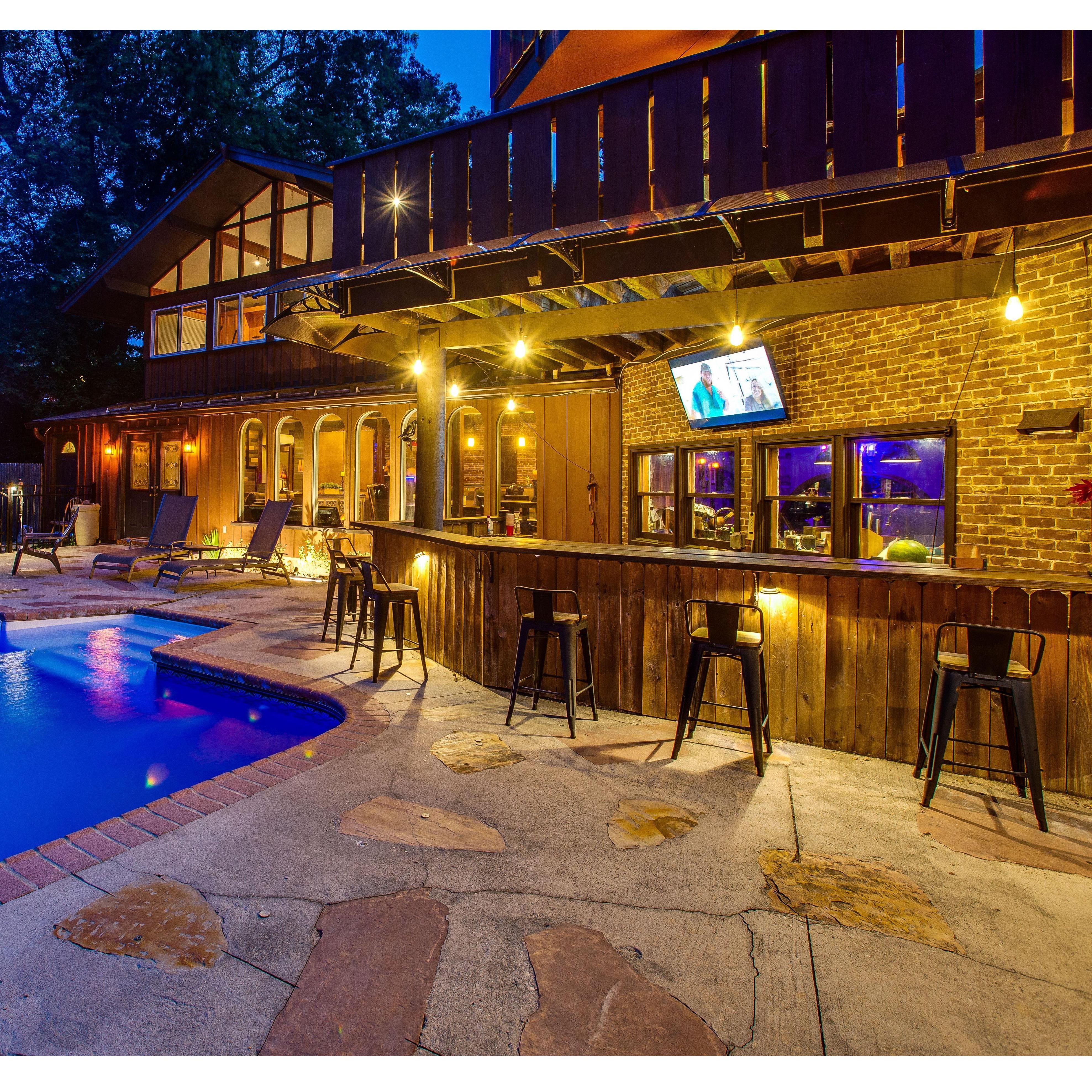 This outdoor bar was our first project during quaruntine, right at that moment we visualized how cool it would be to have our wedding in the backyard :)