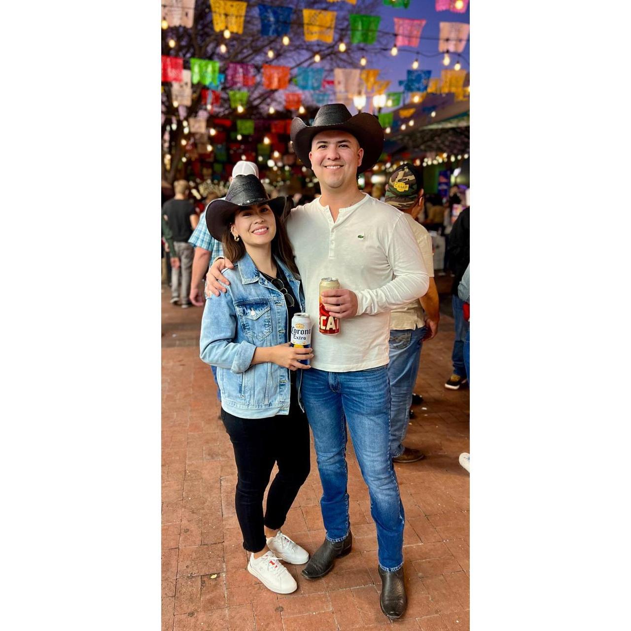 Comprando sombreros para nuestro primer Rodeo en SATX *** Buying our hats for our first rodeo in SATX