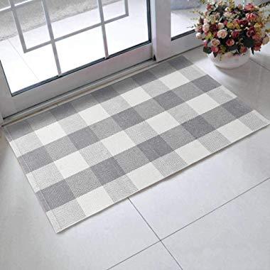 LEEVAN Cotton Buffalo Plaid Rugs 24” x 35” Checkered Gingham Rug Washable Woven Outdoor Porch Welcome Braided Door Mat for Layered Kitchen Farmhouse Bathroom Entryway Throw Carpet, Grey and White