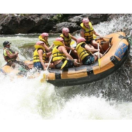 Whitney (rechts oben) bevor sie aus dem Boot geflogen ist - Tully River - Australien 2009