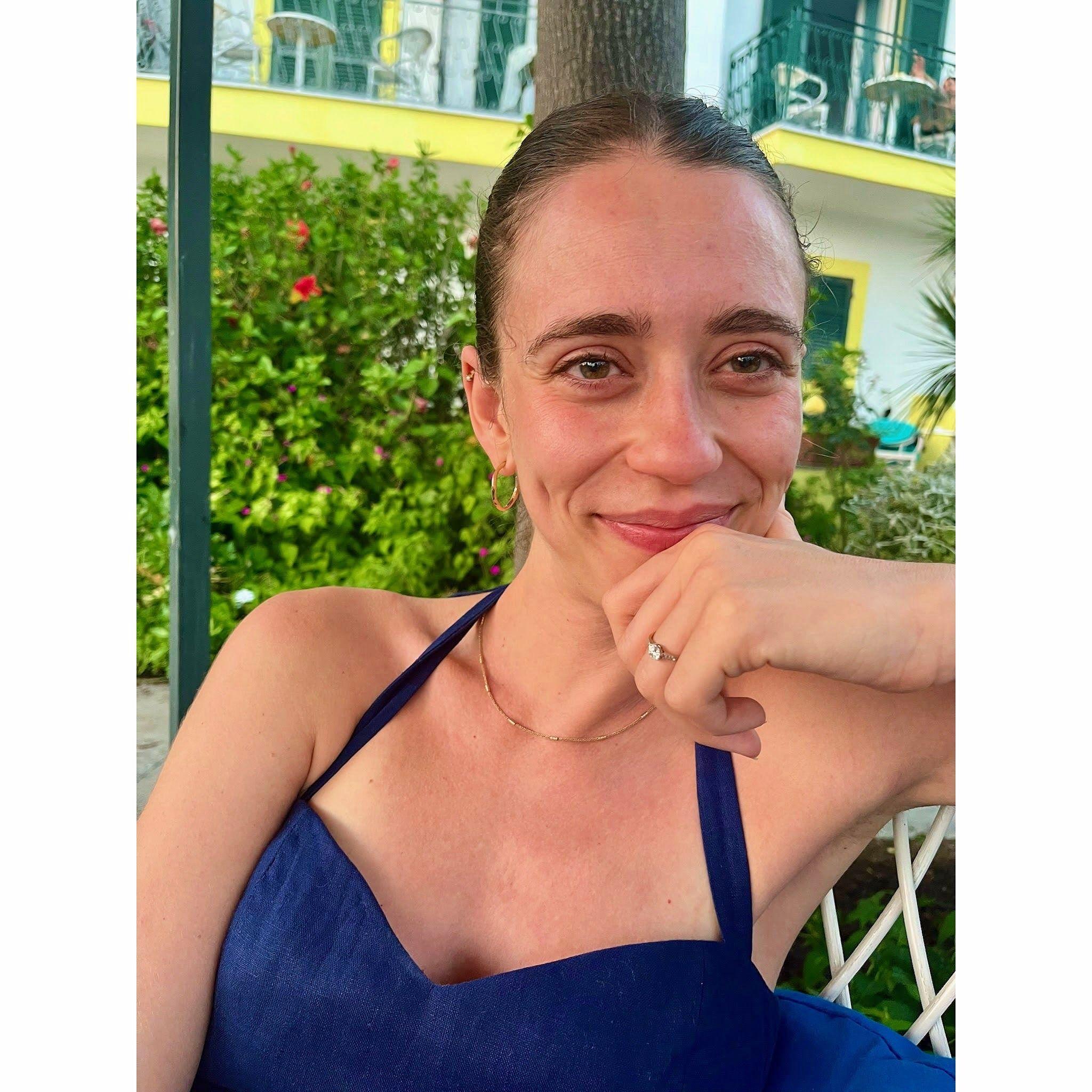 ¡Propuesta aceptada!
//
Minutes after the proposal! Color from the emotion and perhaps a long day in the Neapolitan sun.