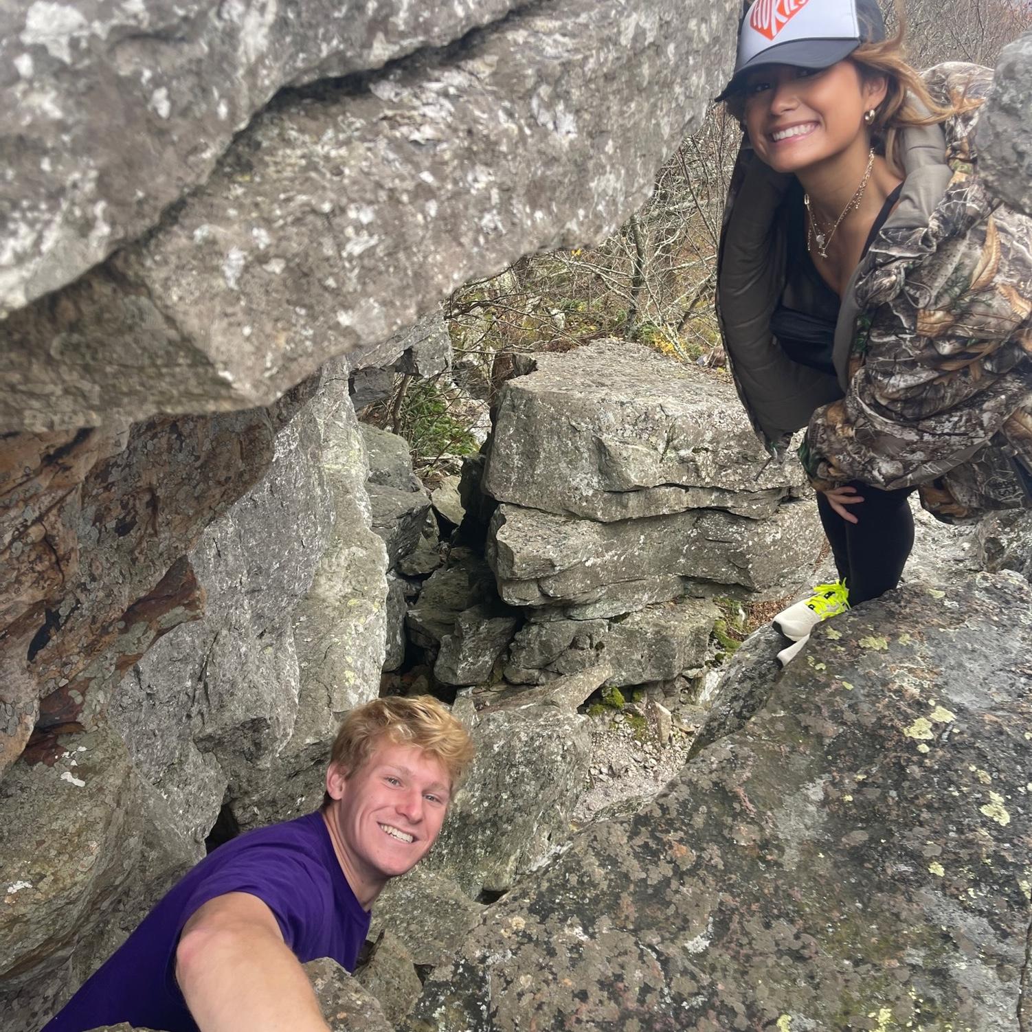 Friends hiking! 😌