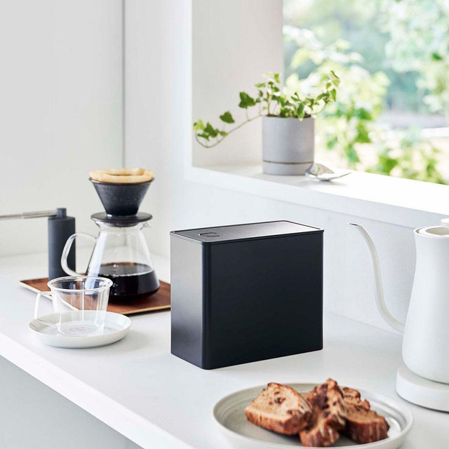 Yamazaki Vacuum-Sealing Coffee Storage, Black