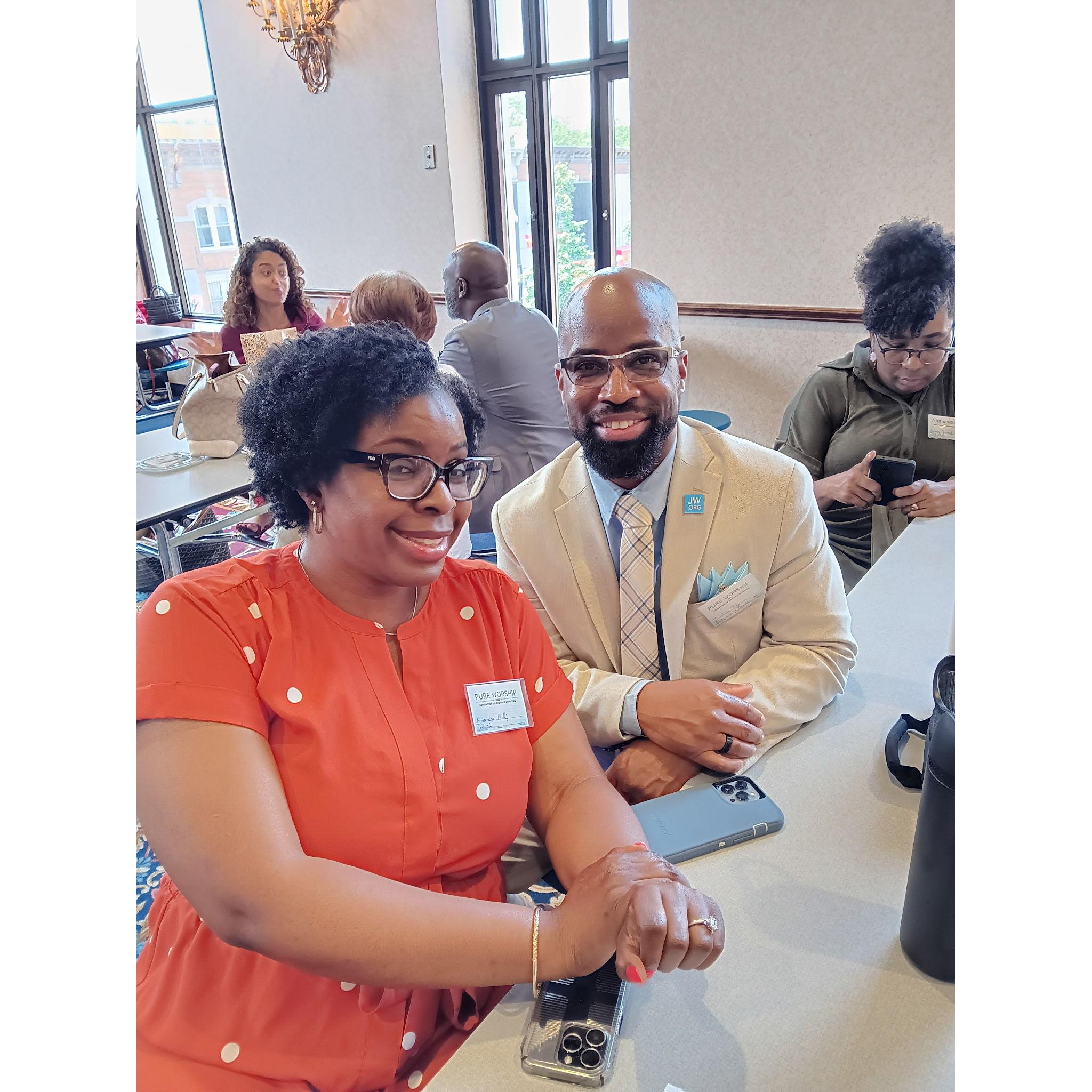 Lunch break smiles during a spiritually refreshing day! 🥪💬 So grateful to be learning and growing side by side. #PureWorship2025 #ConventionJoy #MiddayMoments