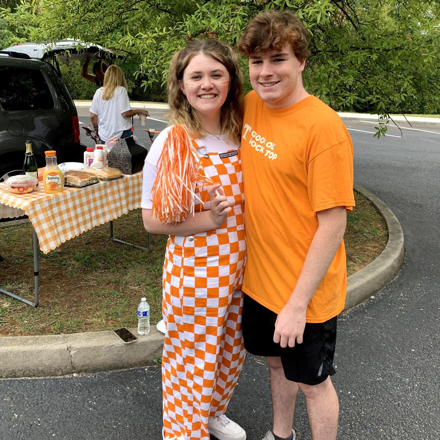 Cheering on the Volunteers!