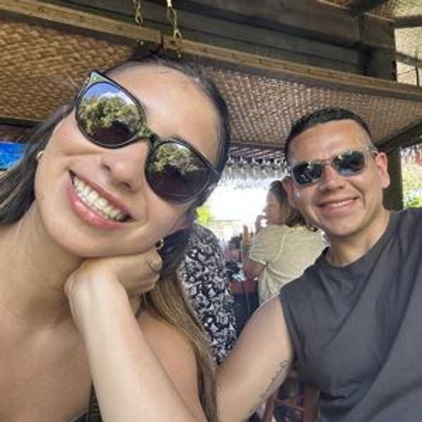 Love is in the air… and hopefully so are we (on a flight to hawaii) !