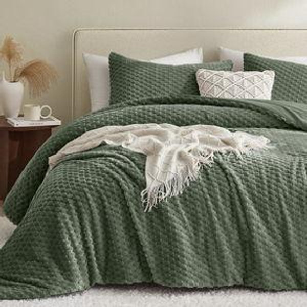 Petrichor Fluffy Queen Comforter Set - Ultra-Soft Green Flannel Thick Comforter for Queen Bed, Luxury Warm Bedding Set for Winter & Fall, Cozy Fuzzy Bed Set 3 Pieces (1 Comforter & 2 Pillowcases)