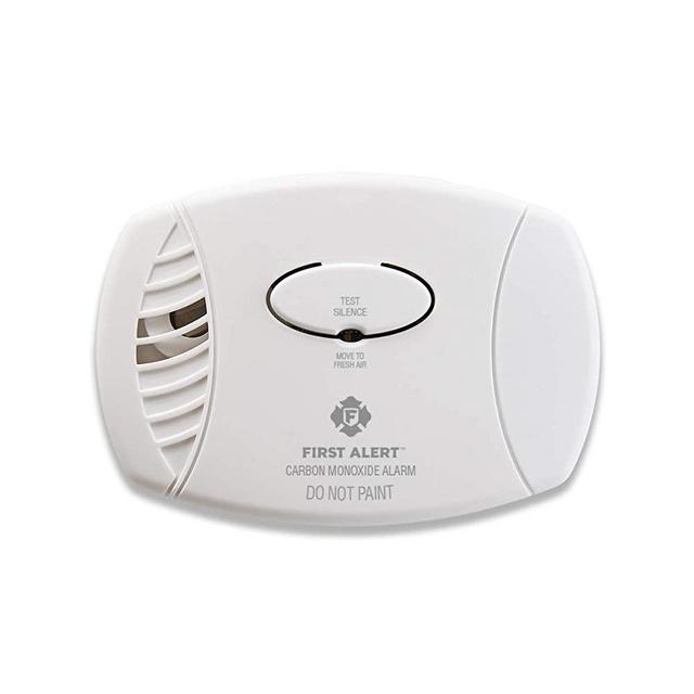 First Alert CO605 Plug-In Battery Backup CO Alarm, 1 Pack, White