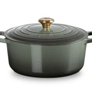 Signature Round Dutch Oven