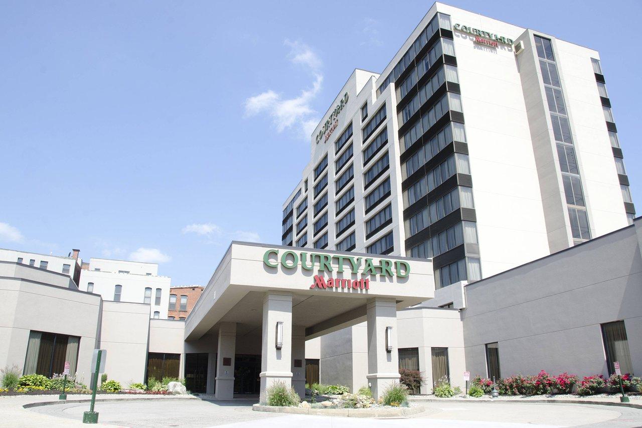 The Wedding Website of Spencer Oakes and Thalia Moran