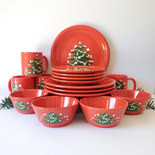 16 piece vintage Waechtersbach Red Christmas Tree ceramic dinnerware for 4 guests