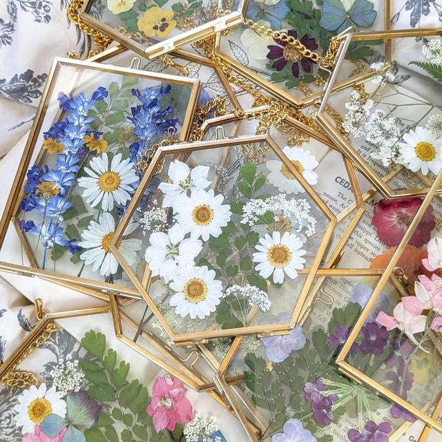 Gold pressed flower frames w wedding florals DIY date!
