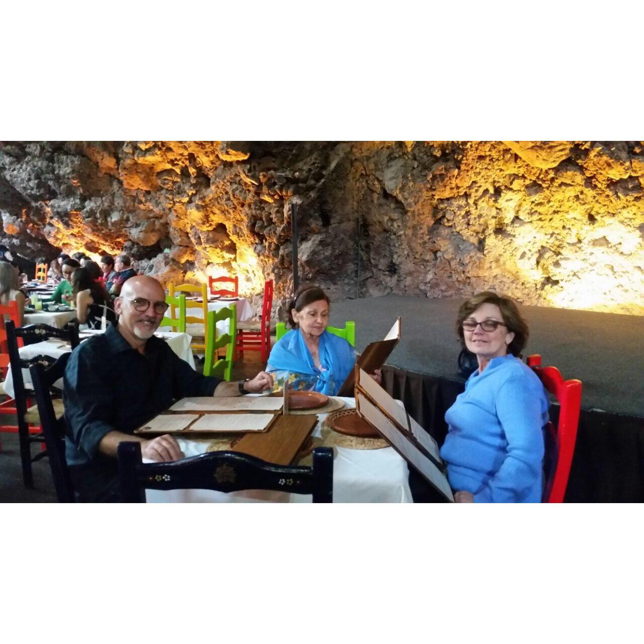 Comiendo rico en el restaurante La Gruta, Teotihuacan, con mi madre Cristina y mi hermana Silvia.