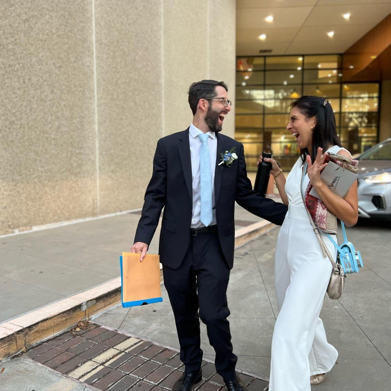 At our civil wedding en Rockville, Maryland!

***

En nuestro matri civil in Rockville, Maryland!